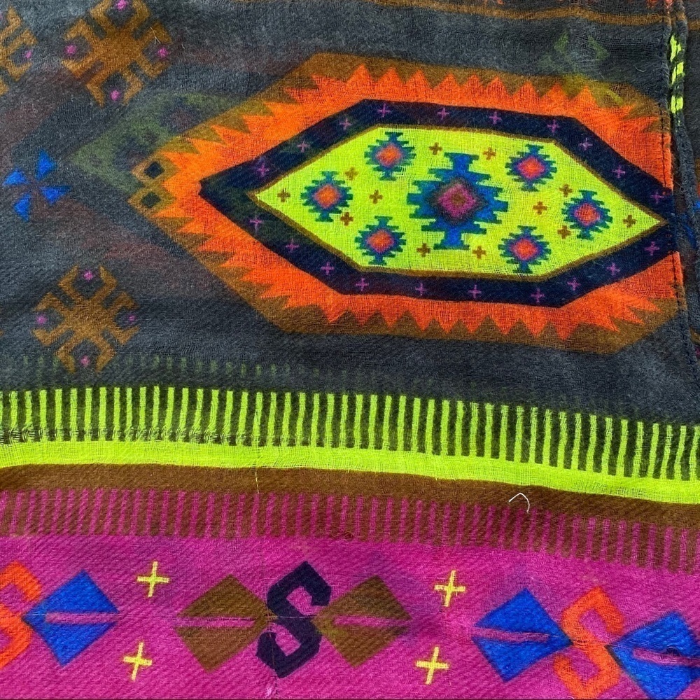 Beautiful colorful scarf - Picture 3 of 4
